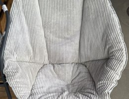 Auction Relaxační měkčené křeslo ve velikosti L,  šedé barvy s černou konstrukcí. image