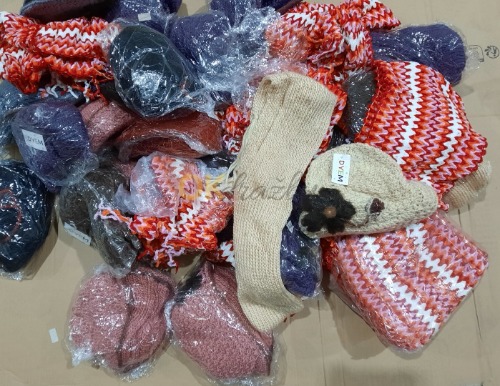 Auction Mix dámských šál a kompletů čepic se šálami – 40 kusů image