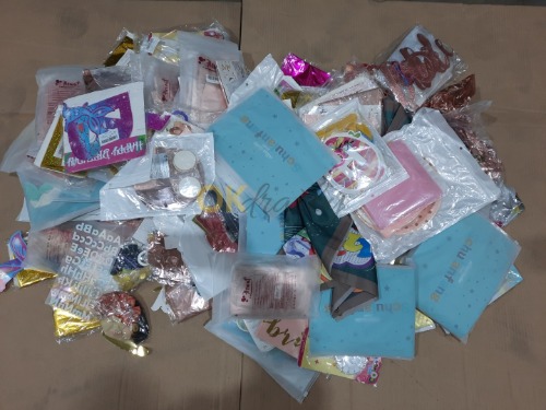 Auction Různé dekorace na oslavy narozenin i jiné příležitosti – nafukovací balónky, dekorace na fotokoutky či jiné využití, stuhy, závěsné ozdoby a další. Celkem - 90 ks image