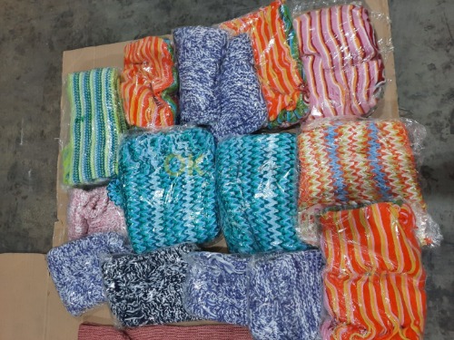 Auction Mix různých šál a sad šál s čepicí, celkem 53 ks image