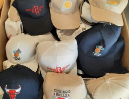 Auction Krabička kšiltovek s různým potiskem - 198 kusů image