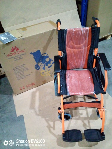 Auction Mobiclinic Pirámida - Lehký hliníkový průchozí invalidní vozík, skládací, s brzdami, podnožkami a opěrkami na ruce, oranžový, sedák 41 cm zdravotní pomůcka image