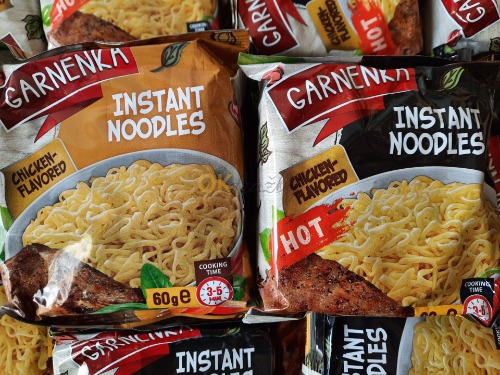 Auction Garnenka Instantní nudle kuřecí (461 ks) a pikantní kuřecí příchuť (470 ks), 60 g — celkem 931 ks. image