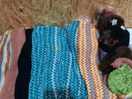 Auction Mix různých šál a sad šál s čepicí, celkem 71 ks image