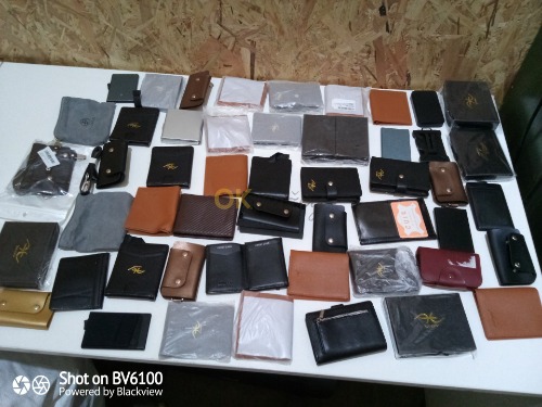 Auction Mix: peněženky, pouzdra na karty a cigarety - 50 ks – více na fotkách image