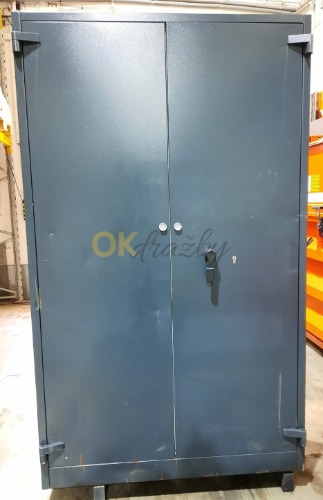 Auction Velká trezorová skříň na zbraně s klíčem 120x200x48 viz foto1 image