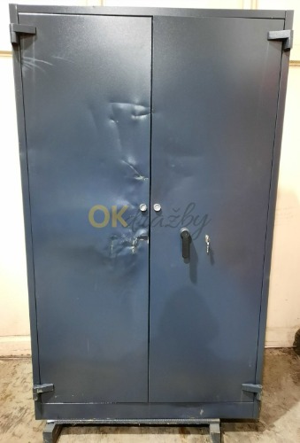 Auction Velká trezorová skříň na zbraně s klíčem 120x200x48 viz foto image