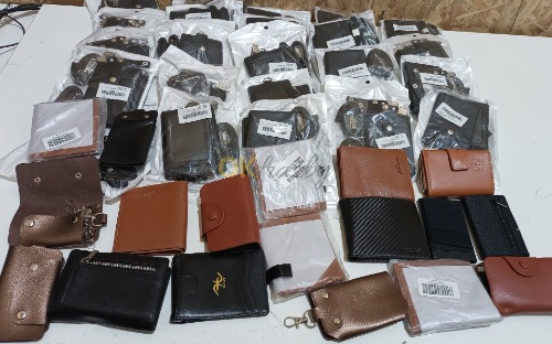 Auction Mix peněženek, pouzder na karty a setů držáků na ID karty a jmenovky se šňůrkou (2 ks v sadě) - celkem 61 ks image