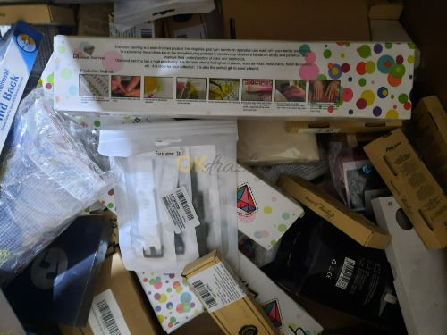 Auction Krabice mixu: girlandy, svíčky, rámečky, sluchátka, lahve a další zajímavé věci - viz foto image