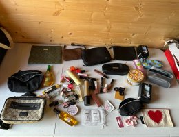 Auction Soubor kosmetika(z větší části nové) a kosmetické tašky image